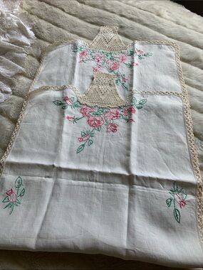 Vintage Victorian needlepoint pink roses crochet linen table runner